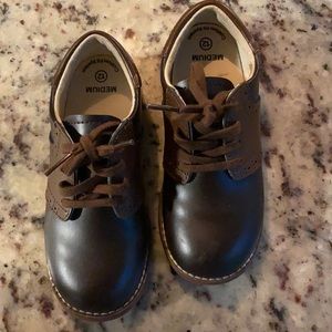 Foot prints leather saddle shoe